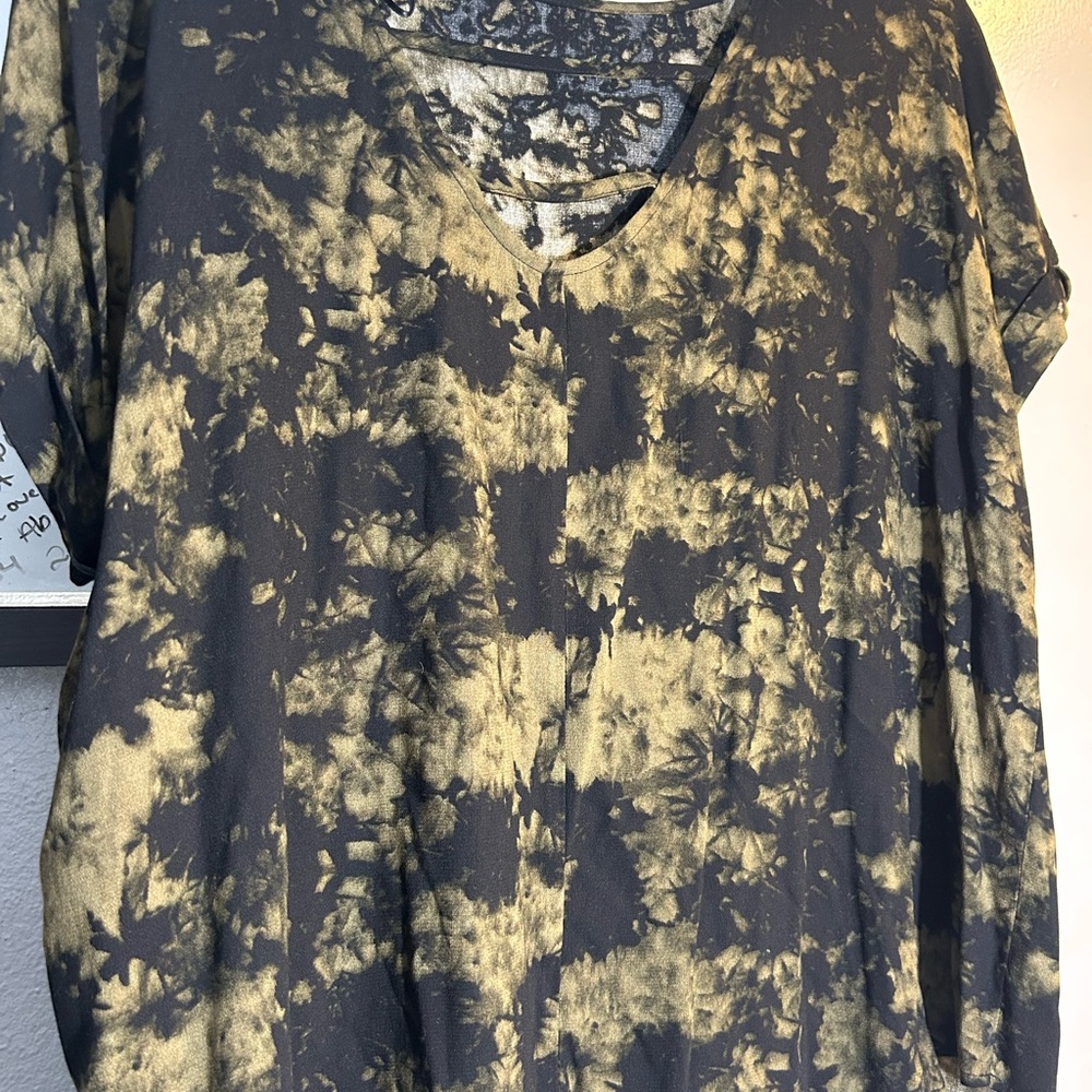 Rock & Republic Black and Gold Short Sleeve Tee